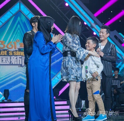 《中国新声代》变形计旺堆佩戴茜拉尚雯婕汪东城的班徽