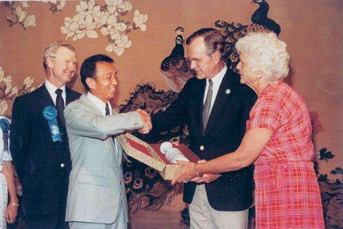 老布什夫妇接受中国馆纪念品