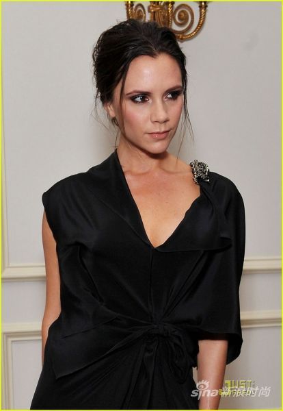 维多利亚成功创立并运营了自有时装品牌，现在，更多人称她为“设计师维多利亚”