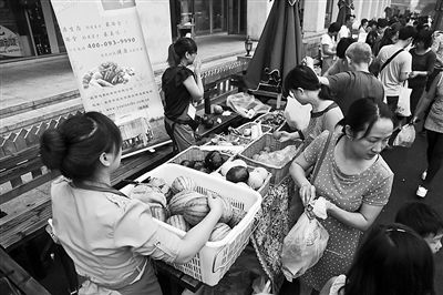 6月30日，新一届北京有机农夫市集在新世界女子百货开集，场面火爆。新京报记者 李飞 摄市民在有机农夫市集上选购食材。市集致力于在消费者和农夫之间重建信任。新京报记者 李飞 摄