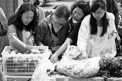 市民在有机农夫市集上选购食材。市集致力于在消费者和农夫之间重建信任。新京报记者 李飞 摄