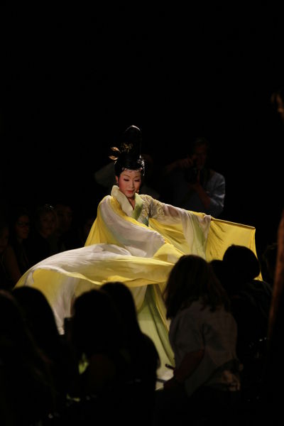 “中国订制”巴黎首秀特邀嘉宾李玉刚开场表演