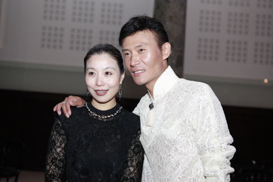 法新国际集团董事赵倩女士与“中国订制”荣誉设计师劳伦斯-许合影