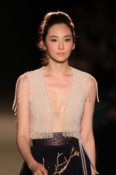 吴佩慈压轴“中国订制”巴黎首秀劳伦斯.许“绣球”发布会