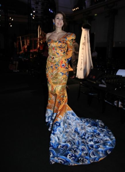 Eka身穿劳伦斯许设计的龙袍出席劳伦斯许巴黎定制秀场