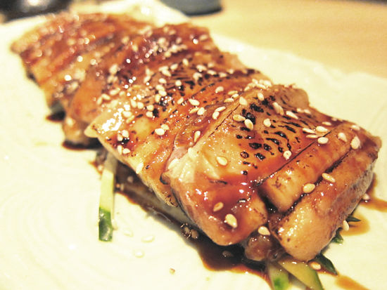 蒸煮星鳗，幼细的肉，薄嫩的皮，吃多少也不腻