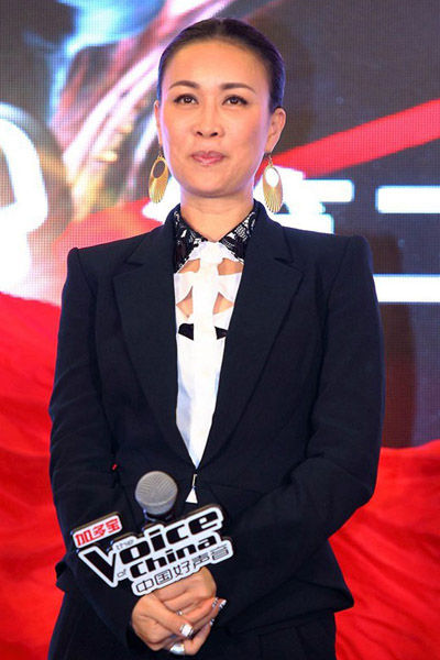 那英身穿Viktor&Rolf　　那英　　《中国好声音》第二季发布会上，那英身穿Viktor&Rolf 2013早秋系列黑色短款西装内搭白色镂空几何形白衬衫出席活动，干净利落的发型加上金色圆形耳环，一贯那姐霸气的风范。Viktor&Rolf　　Viktor&Rolf 2013早秋系列那英身穿Ports　　那英　　《中国好声音》第二季宣传海报上，那英身穿Ports 2013早秋系列亮相。那英身穿Roberto Cavalli　　那英　　年初在屠洪刚全球演唱会上。那英身穿Roberto Cavalli 2012秋冬装助阵，和一般的整套品牌装扮不同，那姐这身利用了大牌的单品自行搭配，内搭半透视的通花黑长裙，性感又不暴露，层次感突出，果然“时尚Icon”的称呼不是盖的。那英身穿Roberto Cavalli　　那英　　欢乐满东华庆典上献唱，那英身穿那英身穿Roberto Cavalli 2013早春系列，紫色的藤蔓图案很有古典风味，典雅大方贵气十足。那英穿着Louis Vuitton　　那英　　那英在上一季好声音中穿着Louis Vuitton 2012早秋系列的宽肩上衣和九分裤，发型简单利索，领口的装饰恰到好处，宽肩设计合她的霸气，英姿飒爽！张惠妹黑色装扮