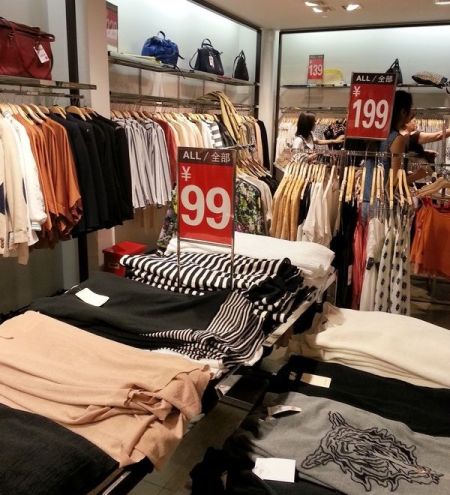快时尚品牌低价促销规模罕见，门店齐变“特价店”