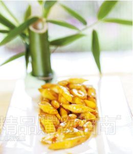 　　应季的夏笋，摆盘的简单，透出食材的自信。颜色的均匀，加之食材的特别，还有养生文化的科学讲究，更少不了专业厨师的精心打造，形成了这样一道夏季清凉小菜。一副皇家气派，气势油然而生。在阳光棚的衬托下，这样的皇家园林，多了些轻松自在。