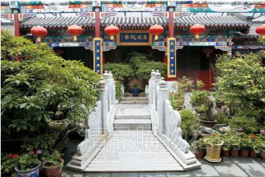 一副皇家气派，气势油然而生。在阳光棚的衬托下，这样的皇家园林，多了些轻松自在。