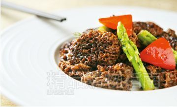 　　橄榄油炒羊肚菌，食材肯定是响当当的。云南的羊肚菌，是上选。加一点青笋，在菌香中，更添清新。其实橄榄油热炒难度很大，这更体现了厨师对于技术的考究。　　秘制极品鲍。鲍鱼的贵气，似乎让很多人望尘莫及，而这道亲民价格的鲍鱼，实实在在。老宅门的做法，酱香浓稠，各种辅料也是不甘示弱。这着实是老百姓的贵族菜。