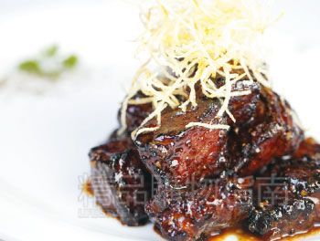　　越式牛肉粒，吸取法国的九层香料，又添加了几味自选香料，形成独特的口感，牛肉的嫩也是这道菜的点睛之处。这样的厚重菜品，每桌必点。