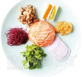 酱汁什锦三文鱼，丰富的配料加上三文鱼的鲜美，使得整道菜的味道更加完整。摆盘的新鲜，也让人食欲大增。