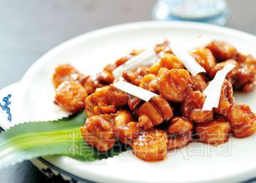 鸡里蹦，传说是一位厨师在做菜的时候发生的偶然趣事，后来发现，鸡肉加上虾肉，很是鲜美。　　锅包肘子，拥有丰富的酱料、酥酥的口感，能达到入口即化的地步。如同烤鸭一样的吃法，将酱料、食材卷起，入口极为丰富。
