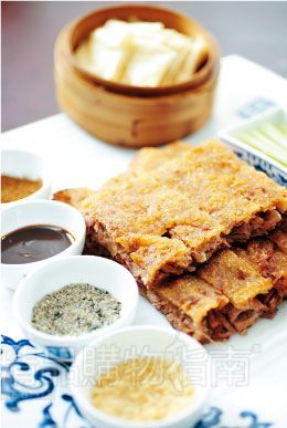 锅包肘子，拥有丰富的酱料、酥酥的口感，能达到入口即化的地步。如同烤鸭一样的吃法，将酱料、食材卷起，入口极为丰富。