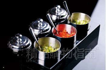　　福临德特色的三锅分别涮食海鲜、肉类和蔬菜，三味调料：葱花、泰椒、香菜，可以根据自己的口味选择添加。　　鸵鸟肾被营养学家认为是人类最理想的健康食品，将成为21世纪的主要肉食。其名贵的价值决定它成为高档宴席的大件菜肴，涮食最真实地还原了它的口感，肉质嫩滑，十分筋道。