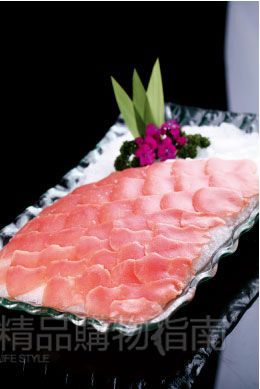 鸵鸟肾被营养学家认为是人类最理想的健康食品，将成为21世纪的主要肉食。其名贵的价值决定它成为高档宴席的大件菜肴，涮食最真实地还原了它的口感，肉质嫩滑，十分筋道。