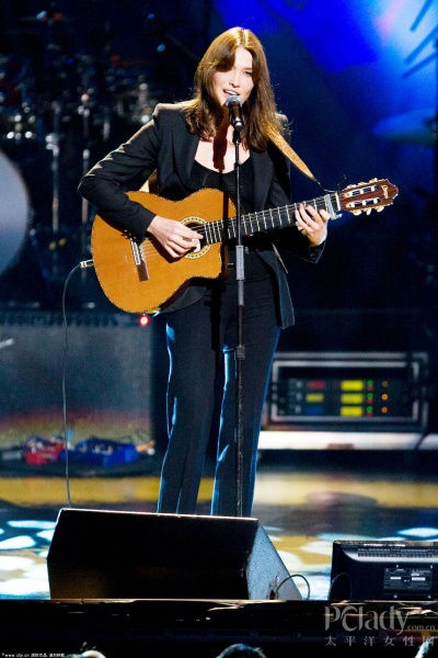 演唱会上华丽转型成歌手