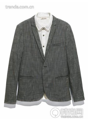 白衬衫：DKNY Jeans RMB 1090；灰色休闲西服：Donoo-1 RMB 1090