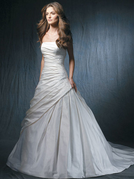 适合宽肩新娘的婚纱礼服