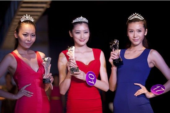 冠军姚沛汐(中)、亚军张穂煜(左)、覃丹妮(右)