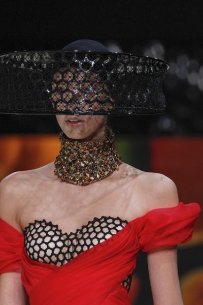 Alexander McQueen联手艺术家创作限量版丝巾