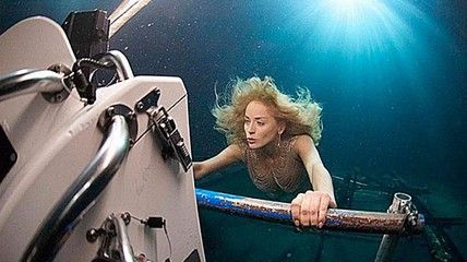 凭借《本能》走红的女星莎朗斯通，为《本能2》拍摄水下镜头