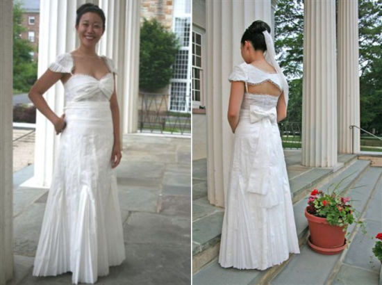 美国环保新人公厕办婚礼 卫生纸做婚纱