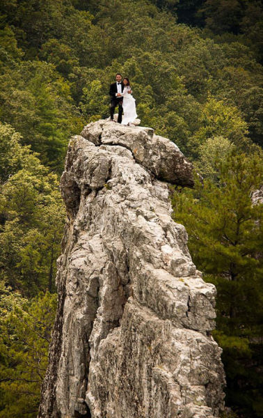 美国夫妇山峰举行婚礼