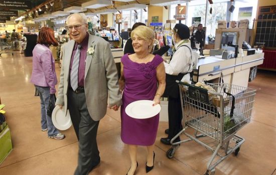 美国七旬情侣在超市内举行婚礼