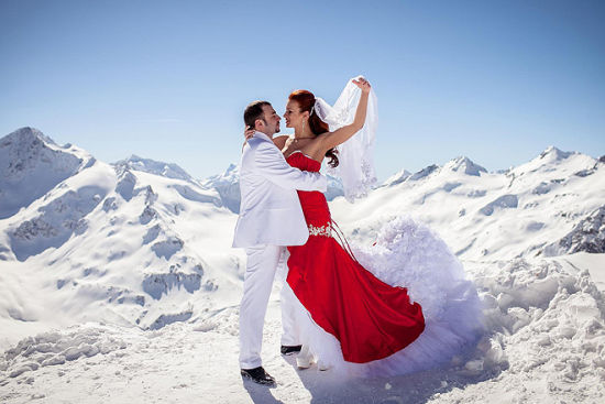俄罗斯夫妇在雪峰举办婚礼