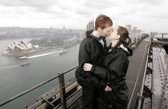 英国新人顶风冒雨在悉尼海港大桥上举办婚礼