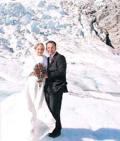 英国一对情侣突发奇想北极冰川举行婚礼