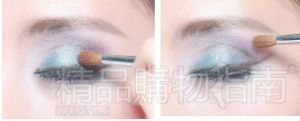 眼球凸起处用蓝色眼影刷涂