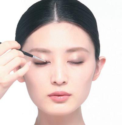 用小刷子加深眼头部位的颜色