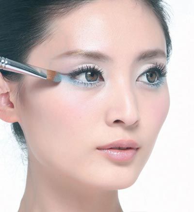 两色在眼角自然延长交合