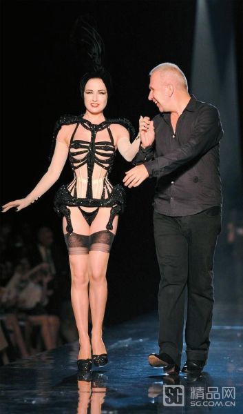Jean Paul Gaultier 邀请Dita Von Teese 登上高定秀场