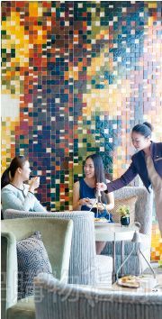 浦东文华东方酒店的餐厅也是充满艺术气息。