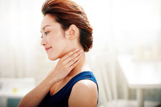 STEP5 三指滑按颈部