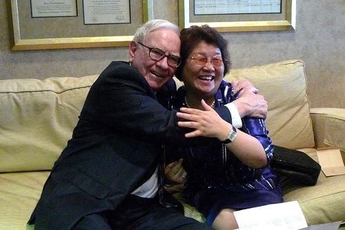 股神巴菲特和大杨创世董事长李桂莲