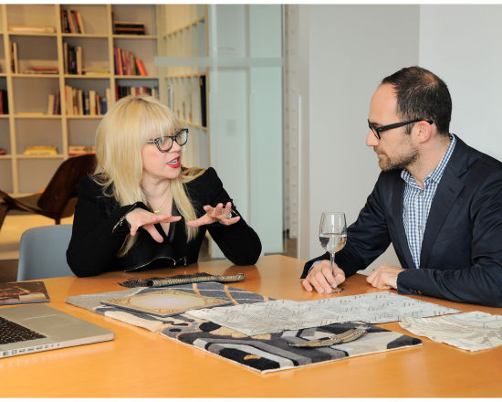 荣获奥斯卡最佳服装设计奖的设计师凯瑟琳•马汀(Catherine Martin)在蒂芙尼公司。