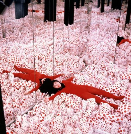 草间弥生一生以波点创作，每个波点都是爱，她要用爱解放全人类