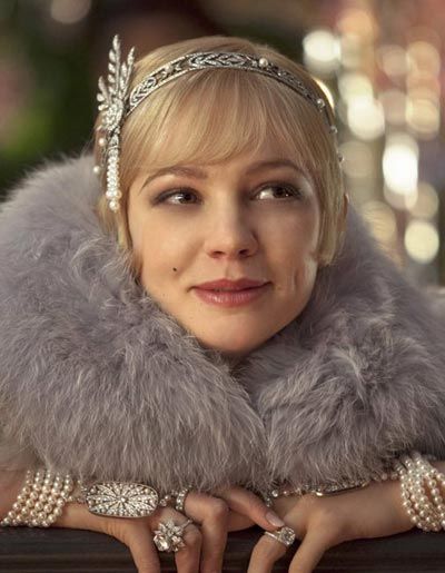 女主服饰来自PRADA，珠宝来自Tiffany&Co。价值超百万美元