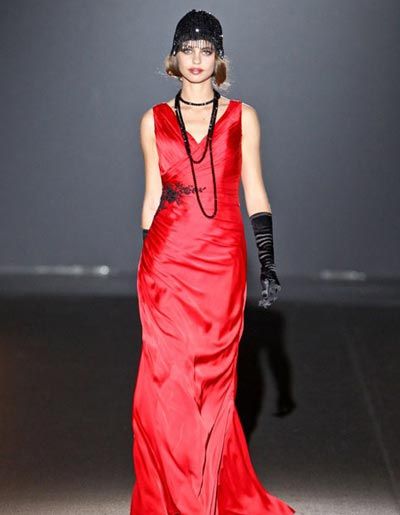 黑色钟形帽搭配红色长裙