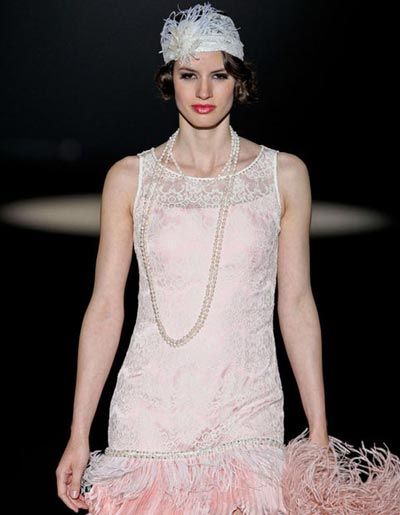 鸵鸟毛式裙边装饰