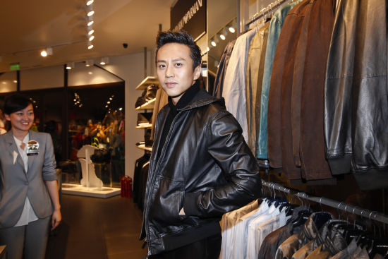 邓超在沈阳赛特奥莱ARMANI折扣店试穿皮衣