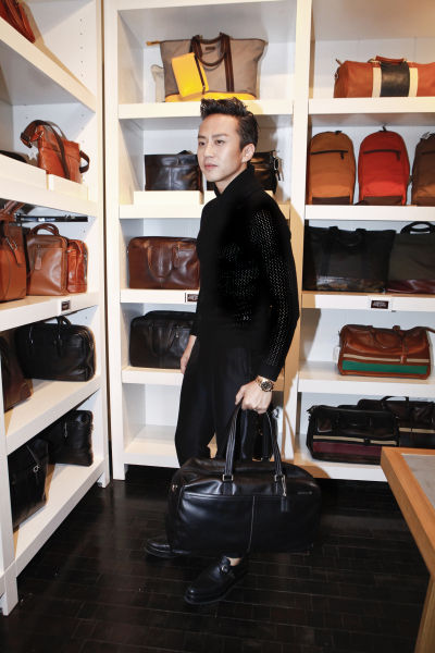 邓超在沈阳赛特奥莱COACH折扣店挑选货品