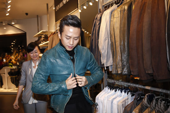 邓超在沈阳赛特奥莱ARMANI折扣店试穿墨绿色皮衣