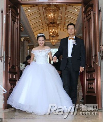 何洁赫子铭携手走出别墅幸福满溢