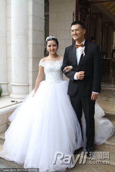 何洁奢华婚纱塑造出完美身材比例